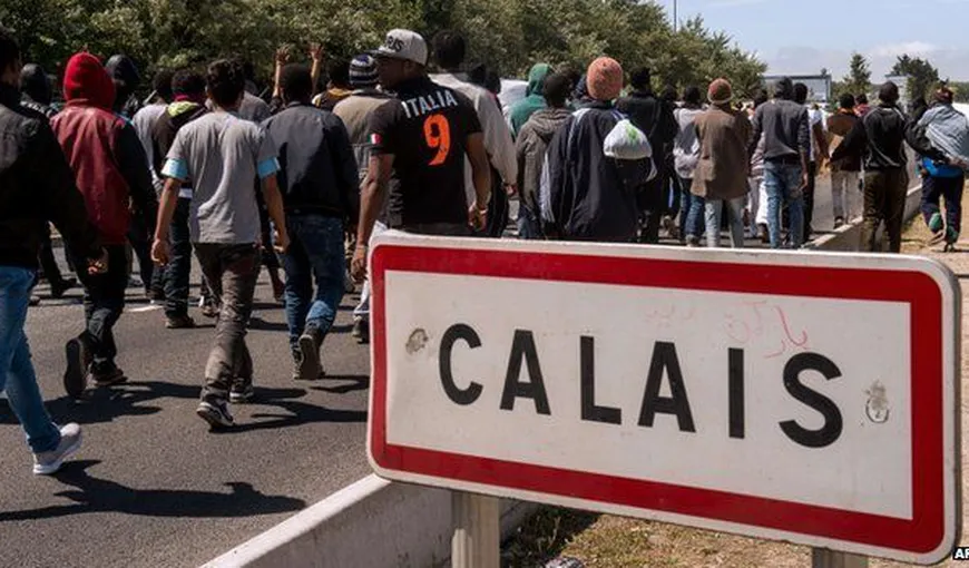 Migranţi albanezi, descoperiţi de poliţia de frontieră la Calais, într-un autocar înmatriculat în România