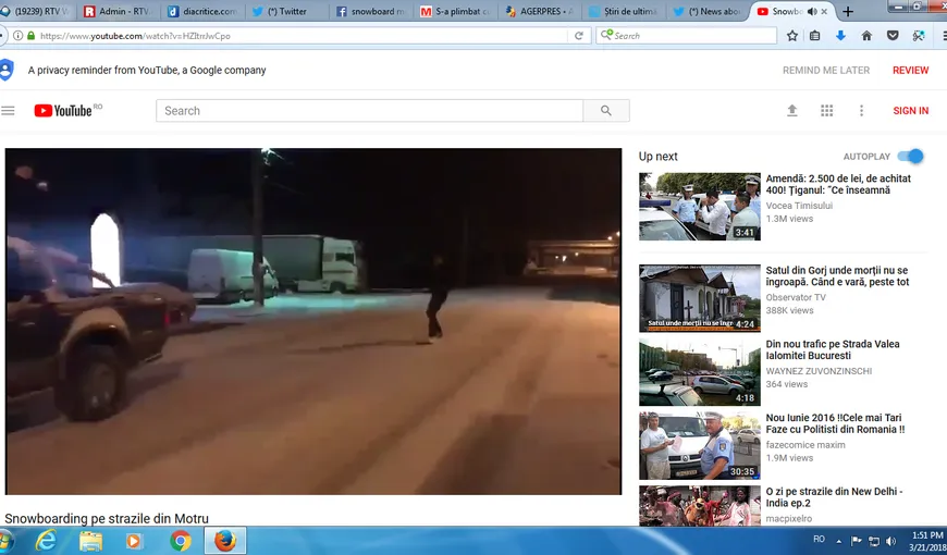 Snowboard pe străzile din Motru, un teribilist s-a lăsat tras de maşină. Ce s-a întâmplat după ce imaginile au ajuns pe net VIDEO