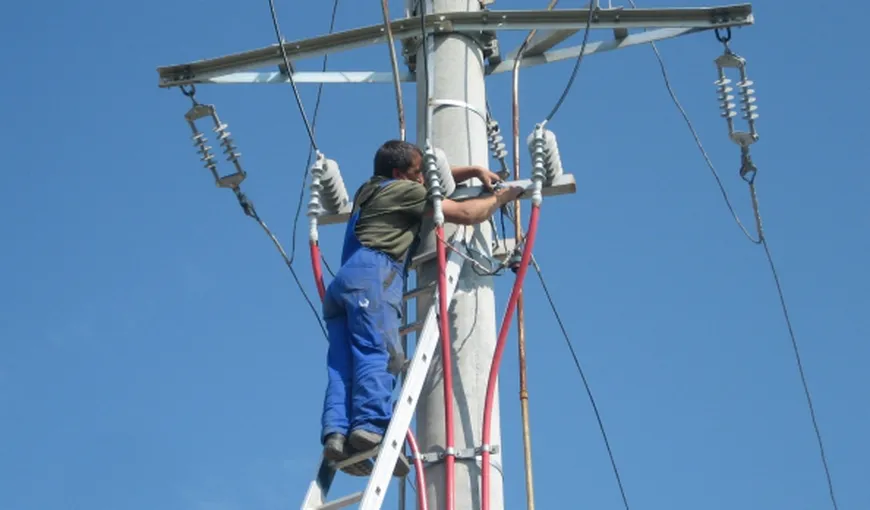 Distribuitorii de curent, obligaţi să extindă reţelele electrice la cererea primăriei. Costul, suportat de populaţie prin factură
