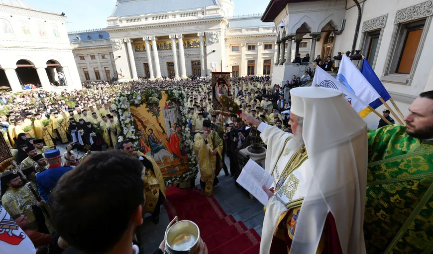 Sute de ierarhi, preoţi, monahi şi credincioşi au participat la pelerinajul ortodox de Florii din Bucureşti