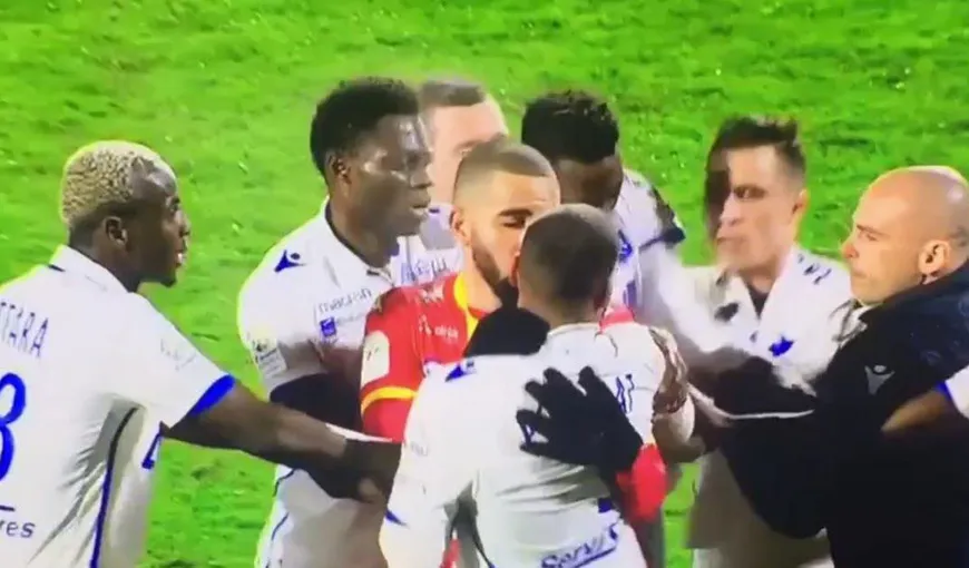 Doi jucători ai echipei Auxerre, eliminaţi după ce s-au bătut între ei în timpul unui meci