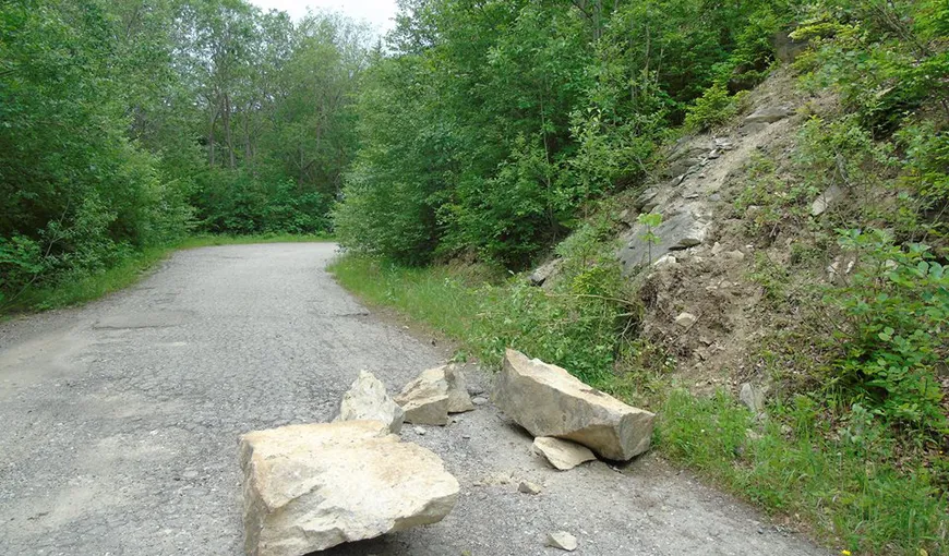 Valea Oltului, blocată de căderi de pietre