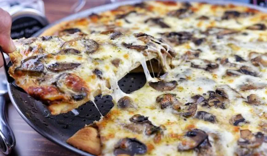 Pizza cu mozzarella şi ciuperci