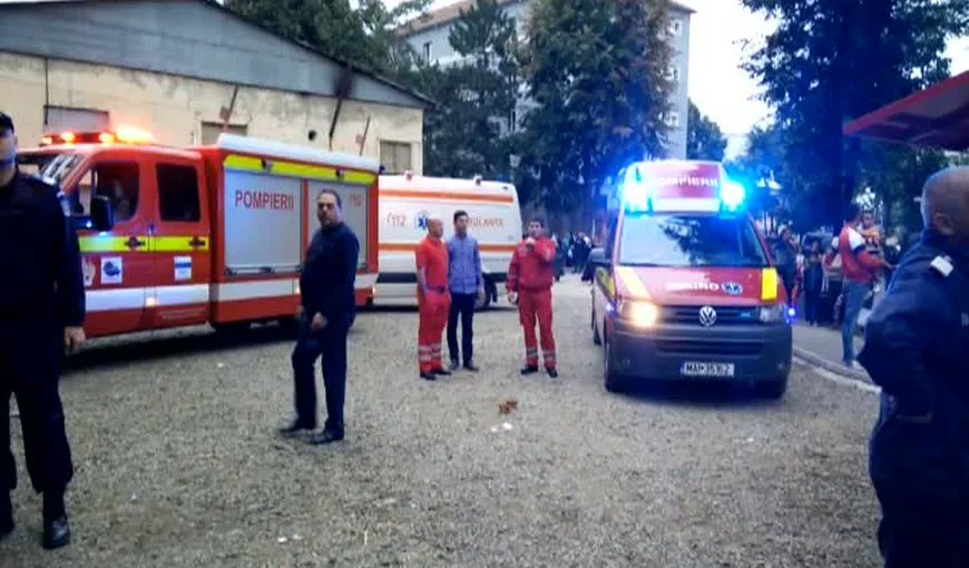 Maşină în flăcări în curtea spitalului din Focşani: Un copil şi mama lui au fost salvaţi în ultimul moment