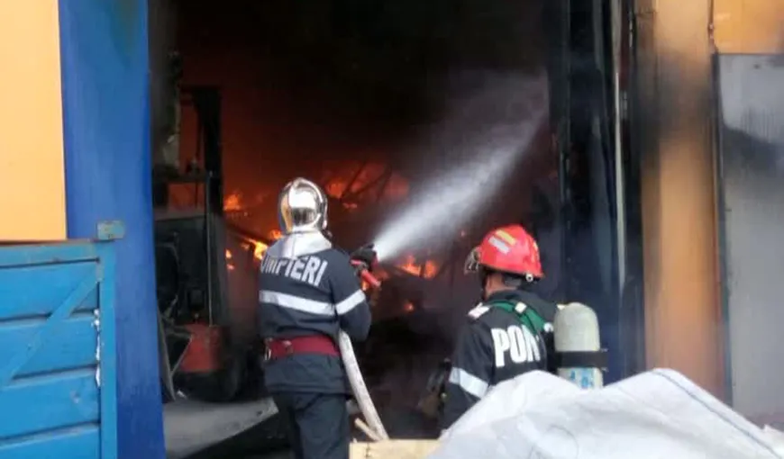 Incendiu puternic la Broşteni. Acoperişul unui complex comercial a luat foc