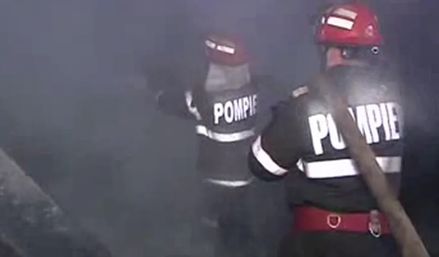 Un bărbat a ajuns cu arsuri grave la spital după ce vulcanizarea în care lucra ca paznic a luat foc VIDEO