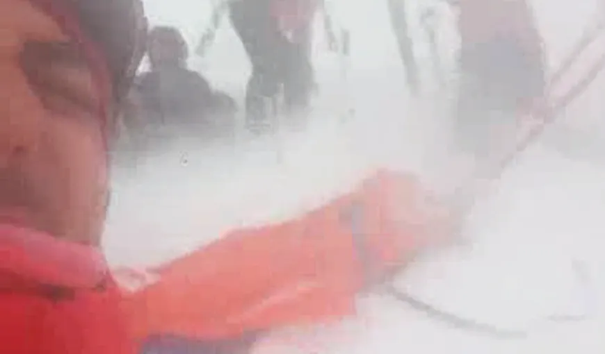 Intervenţii dramatice ale salvamontiştilor pentru salvarea mai multor turişti blocaţi pe munte VIDEO