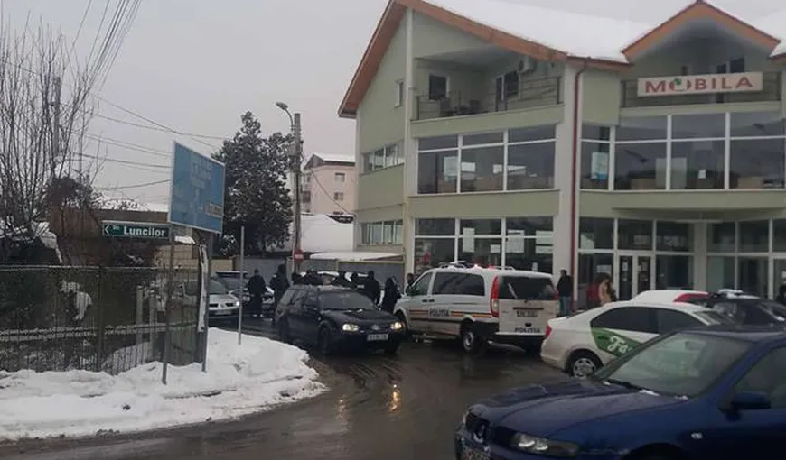 Angajatele unui magazin din Târgu Jiu, ameninţate cu pistolul. Agresorii, săltaţi de mascaţi