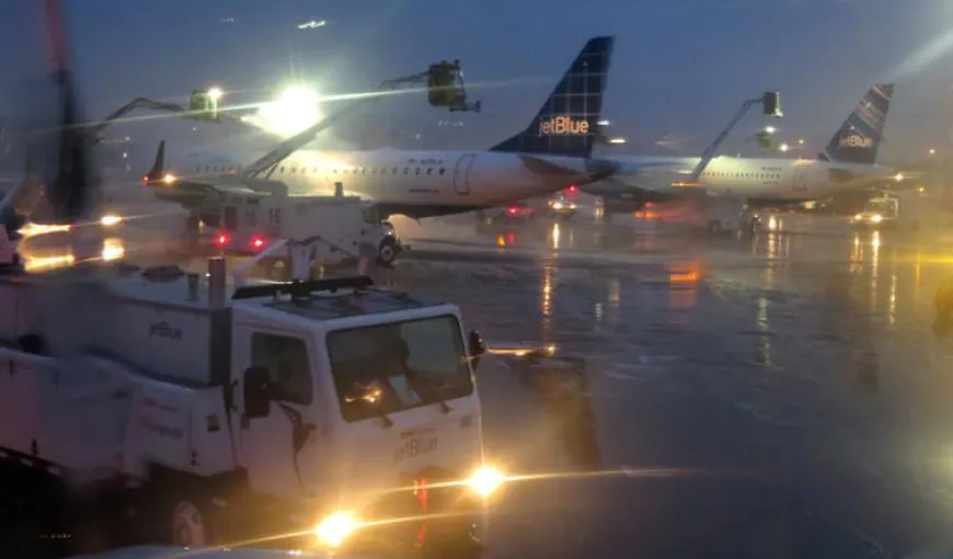 HAOS pe Aeroportul Henri Coandă. Ploaia îngheţată împiedică decolarea aeronavelor