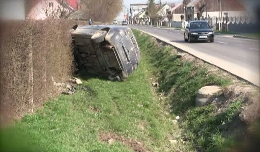 Şofer căutat de poliţişti în Suceava după ce a făcut accident şi a fugit cu plăcuţa de înmatriculare