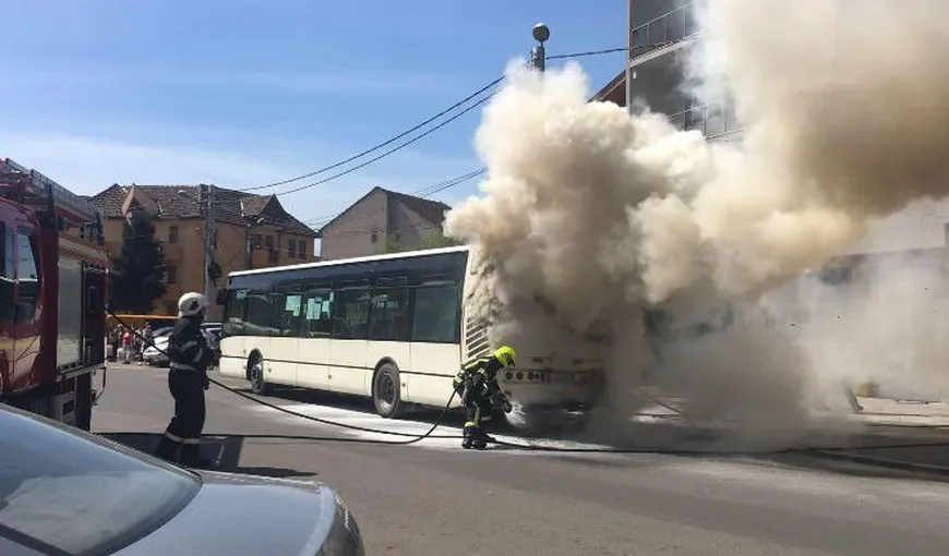 Panică în Satu Mare. Un autobuz plin cu pasageri a luat foc în trafic