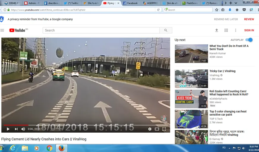 Incident şocant pe autostradă, un şofer a avut noroc chior. Un bloc imens de beton a căzut în faţa sa VIDEO
