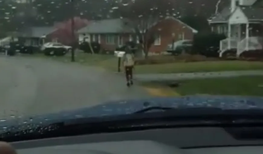 Băieţel obligat de tată să alerge până la şcoală prin ploaie, în timp ce părintele îl urmărea din maşină. Cum s-a ajuns aici VIDEO