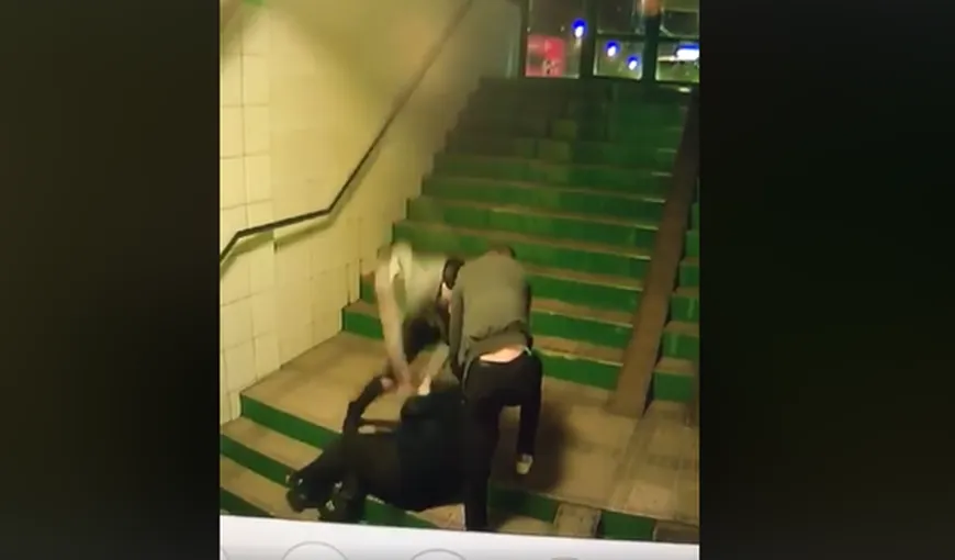 Violenţă extremă. Bătrân bătut cu sălbăticie pe scările unui pasaj din Braşov de doi tineri, care l-au lăsat inconştient