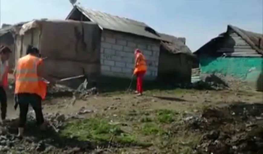 Imagini incredibile într-un cartier din Târgovişte: primăria le face curaţenie, romii se uită şi dau indicaţii VIDEO