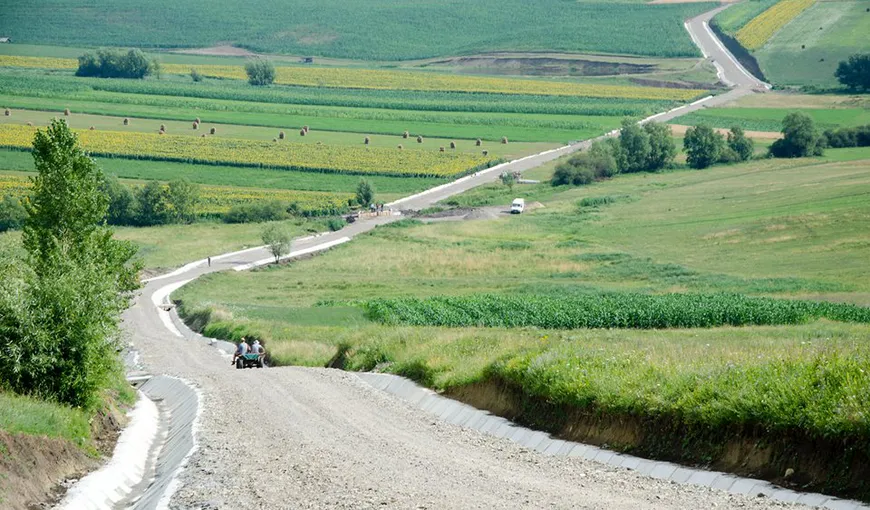 Statistică dezamăgitoare în anul Centenarului: Peste o treime din drumurile României sunt pietruite şi de pământ