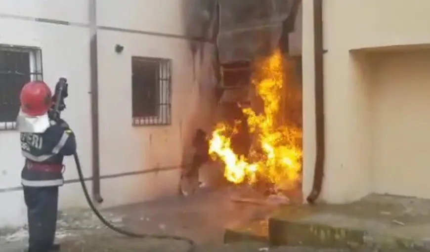 Persoane evacuate după ce o conductă de gaz racordată la un bloc din Constanţa a luat foc VIDEO