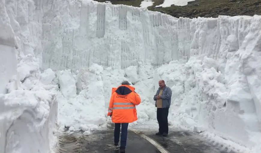 Zece metri de zăpadă, pe Transalpina. Şoseaua va rămâne închisă