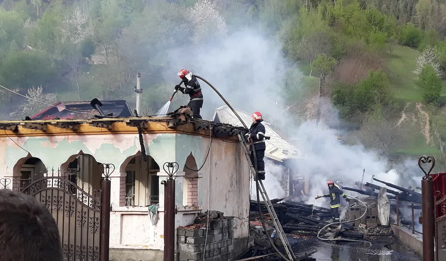 Incendiu puternic în Bacău. Un tânăr a dat foc casei părinteşti