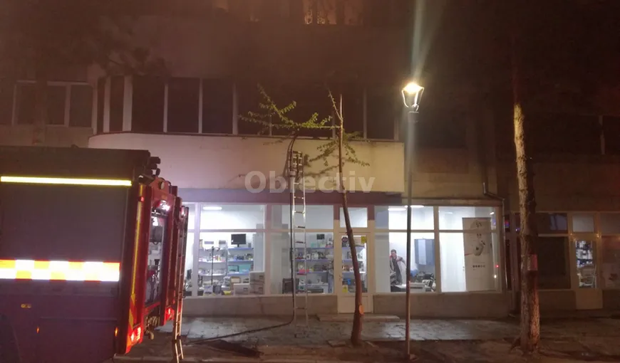 Incendiu puternic într-un bloc din Suceava. Zeci de oameni au fost evacuaţi