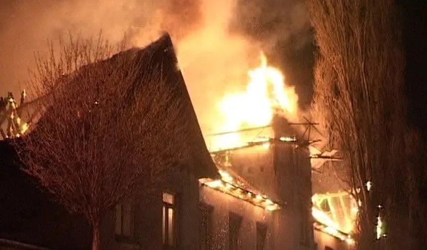 Incendiu de proporţii la o locuinţă din judeţul Mureş pentru mascarea unei crime. O femeie a murit, iar alta a fost rănită