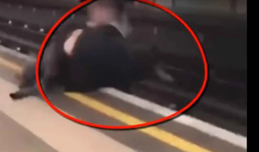 Un nou incident grav la metrou. Două persoane au căzut în faţa trenului. Poliţia a deschis o anchetă VIDEO ŞOCANT