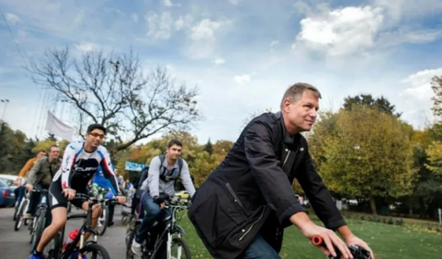 Preşedintele Iohannis s-a plimbat cu bicicleta prin Bucureşti: „Traficul este infernal”