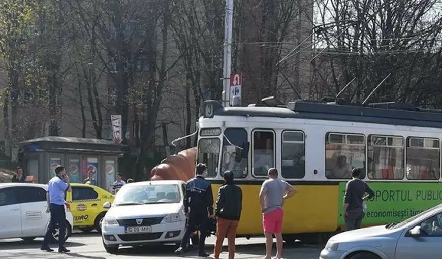 Culmea accidentului: Maşină de poliţie echipată radar şi neinscripţionată, lovită de tramvai
