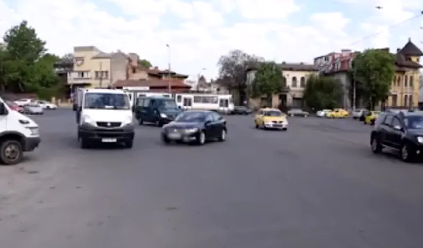 Caz UIMITOR în Bucureşti. O femeie şi-a parcat maşina peste noapte în intersecţie. Câte ore a stat vehiculul în mijlocul străzii VIDEO