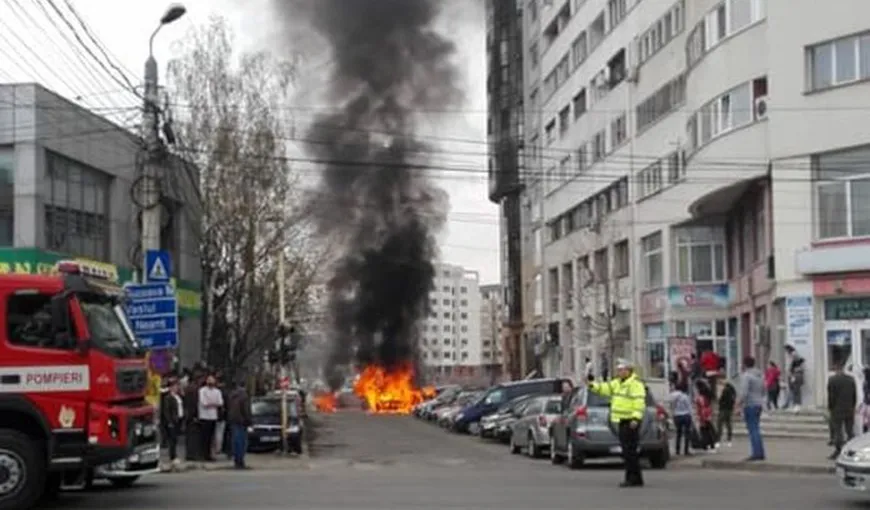 Maşini făcute scrum, în Vinerea Mare. Trei autoturisme au ars într-o parcare din Bacău VIDEO