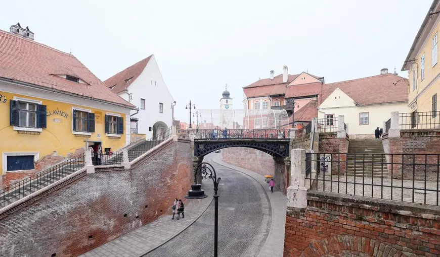 O tânără a ajuns la spital după ce a căzut în gol de pe marginea rampei care duce la Podul Minciunilor din Sibiu