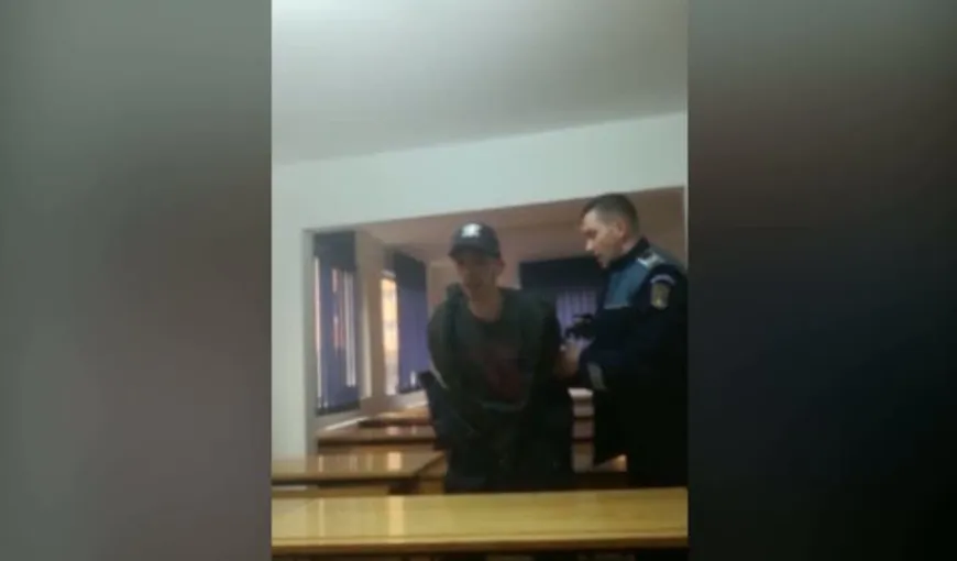 Poliţişti umiliţi în secţia de poliţie VIDEO