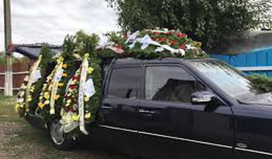 Poliţist cercetat penal pentru că administra o firmă de servicii funerare, fiind şofer la înmormântări, deşi avea permisul suspendat