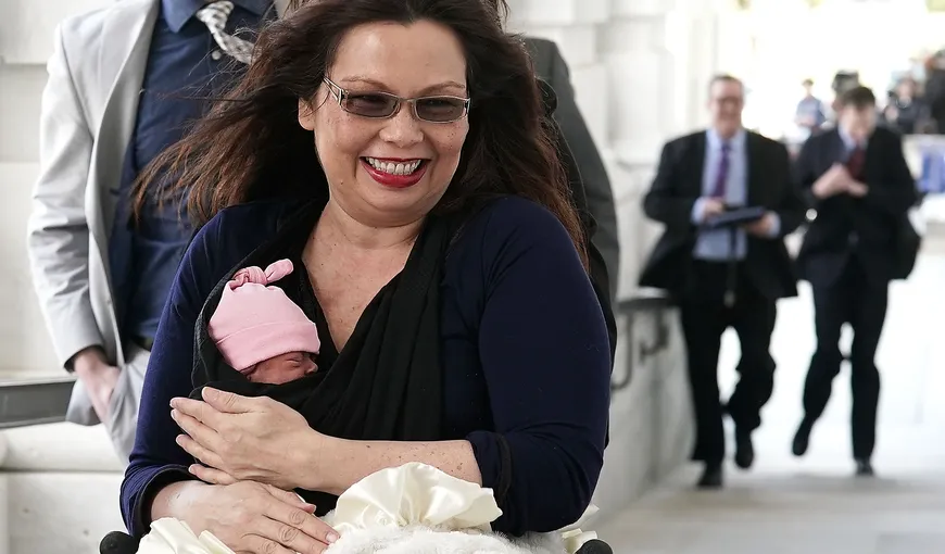Premieră: O senatoare de 50 de ani, combatantă şi cu picioarele amputate, este prima care intră cu bebeluşul la vot, în Senat
