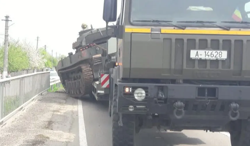 Tanc al Armatei căzut pe şosea după ce s-a desprins de pe un trailer, în Prahova