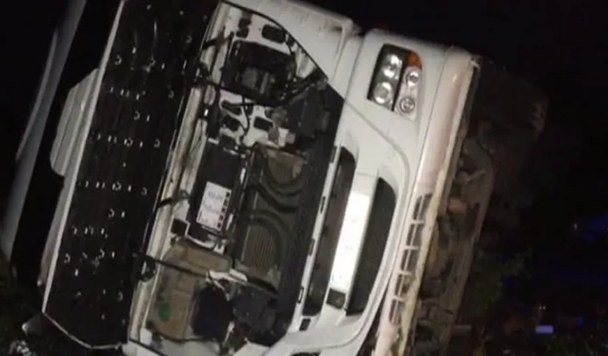 Trafic îngreunat pe Autostrada Sibiu – Deva după ce şoferul unui autocamion a adormit şi s-a răsturnat