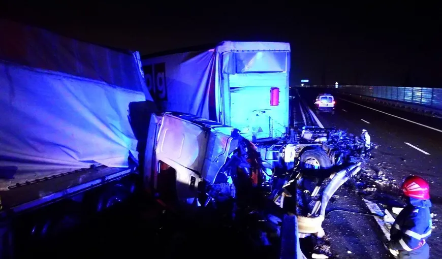 Un autotren încărcat cu deşeuri metalice s-a răsturnat pe A4. Accident grav şi în Bacău