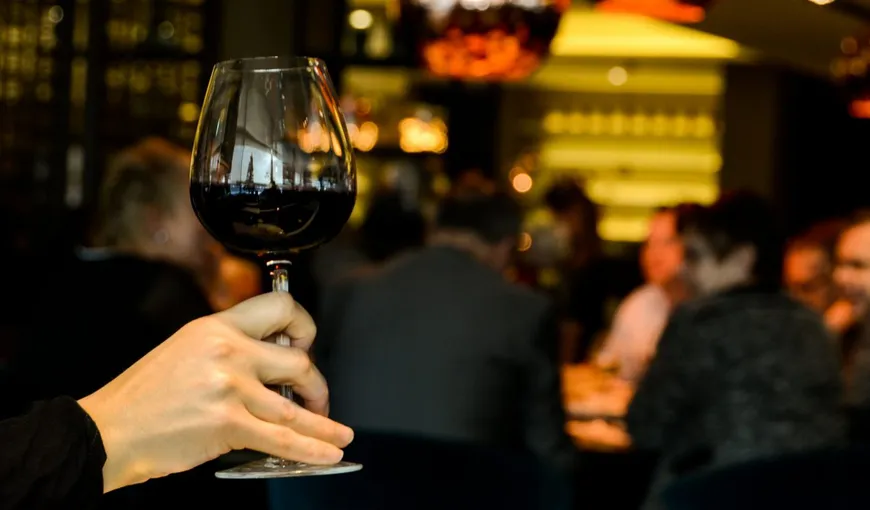 Un pahar de vin roşu – o oră de sală? Adevărul ULUITOR descoperit în studii