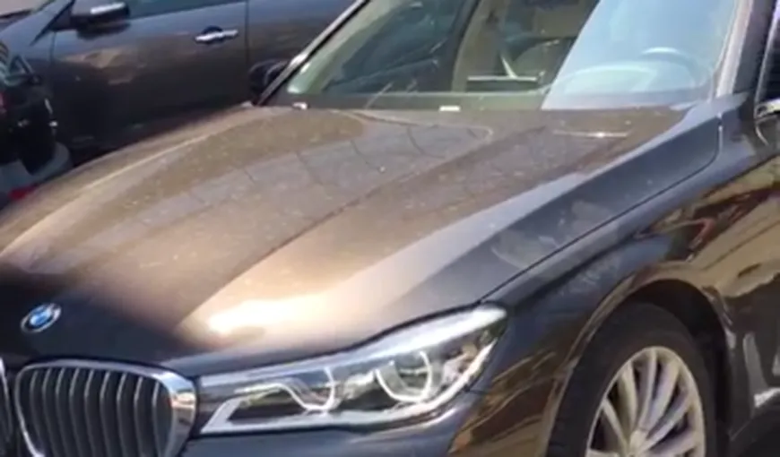 TUPEU INCREDIBIL. Un tânăr cu BMW a blocat intenţionat una dintre cele mai circulate artere din Timişoara VIDEO