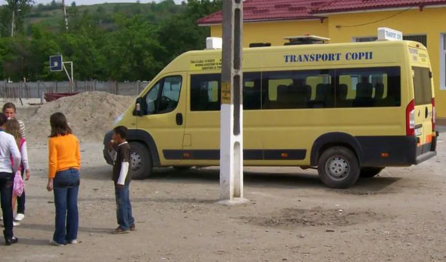 Microbuz şcolar, implicat într-un accident rutier în Vaslui. Opt elevi au fost transportaţi la spital