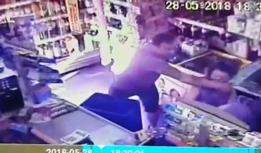Vânzătoarea unui magazin, lovită violent cu pumnul în faţă şi strânsă de gât de către un client nemulţumit de preţuri