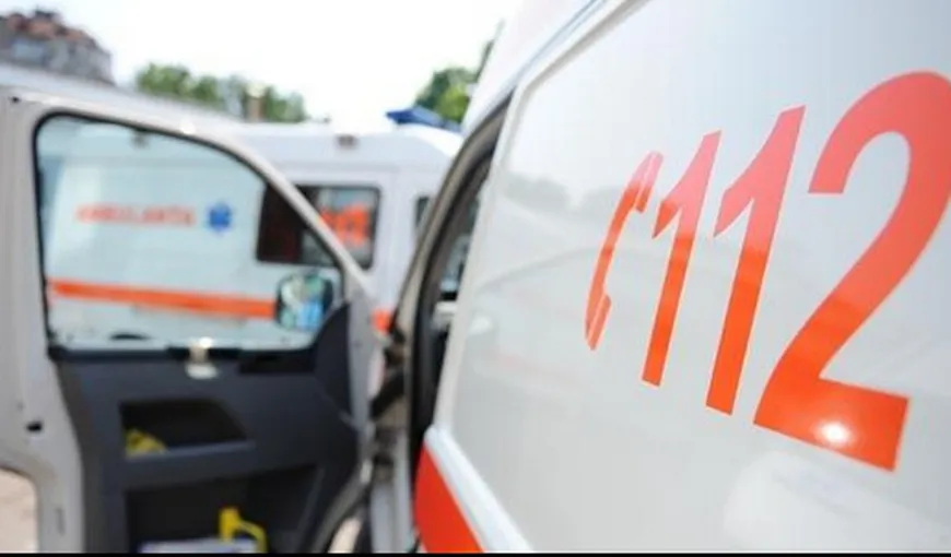Accident grav în Iaşi: o ambulanţă pentru transportul copiilor cu nevoi speciale s-a ciocnit frontal cu un autoturism