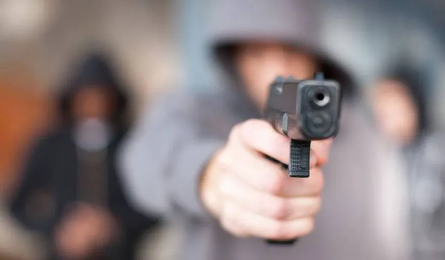 Un şofer din Constanţa, ameninţat cu pistolul de un bărbat care voia să-i fure maşina