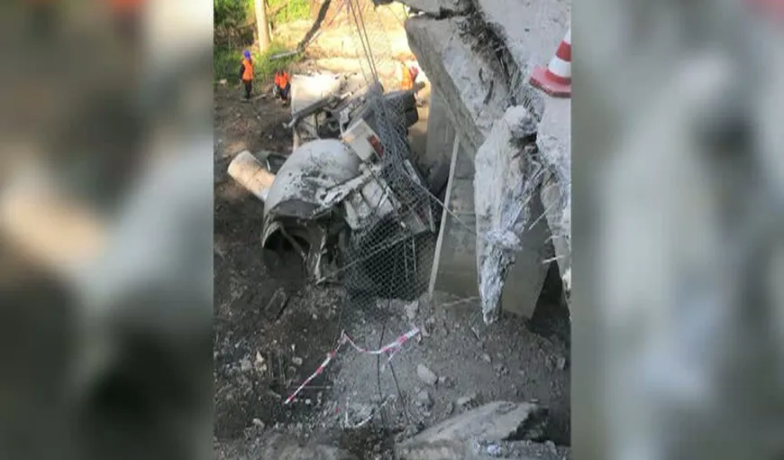O betonieră a căzut de pe un pod din Băile Olăneşti. Şoferul a murit pe loc