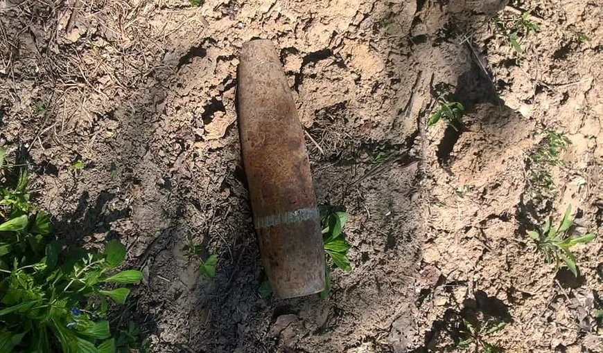 Bombă găsită lângă fundaţia casei. Obuzul, neexplodat din al Doilea Război Mondial, a fost preluat de pirotehnişti