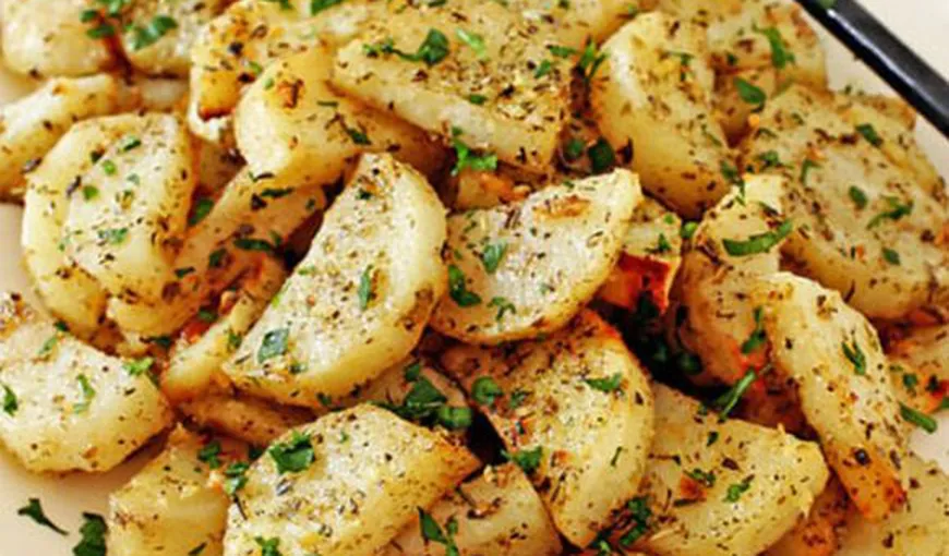 Cartofi cu usturoi şi parmezan la cuptor