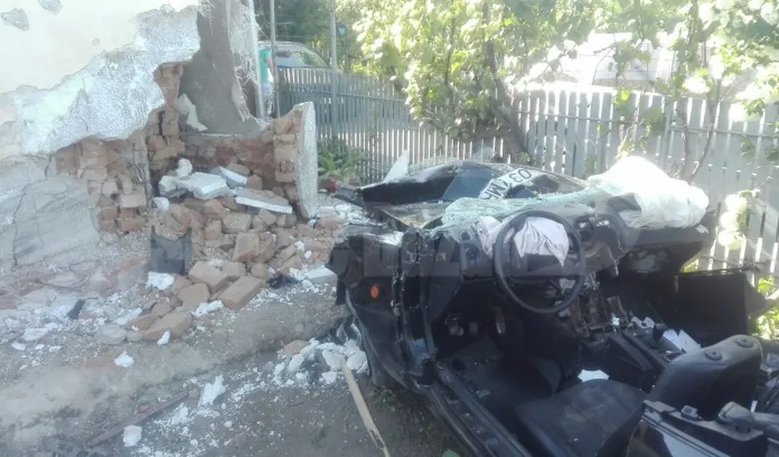 Accident grav la Buzău. Un tânăr s-a înfipt cu decapotabila în zidul unei case