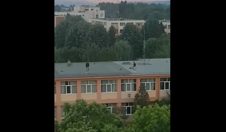 Anchetă după ce doi elevi au jucat fotbal pe acoperişul unei şcoli din Piteşti