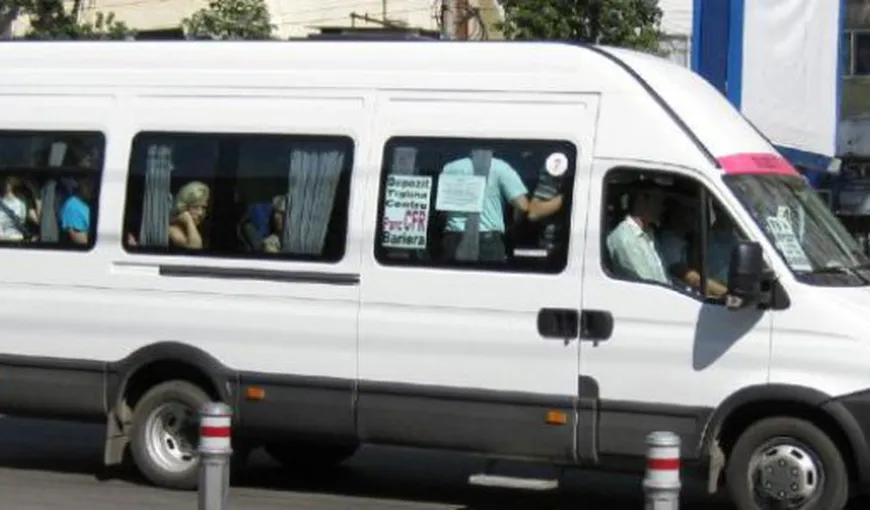 Şofer de microbuz inconştient pune viaţa pasagerilor în pericol. Butonează două telefoane şi numără banii, în timp ce conduce VIDEO