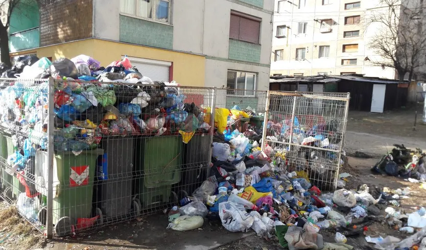 Oraş înghiţit de gunoaie. Primăria nu mai are bani pentru curăţenie